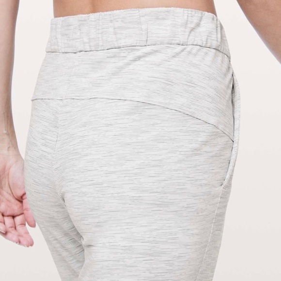 Lululemon‎ On The Fly Crop (23" Inseam) - Picture 3 of 11